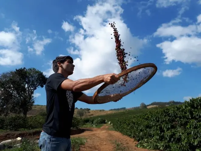Augusto Borges, produtor de café que assumiu a fazenda do pai aos 18 anos e, em oito anos, fez a produção de cafés especiais da fazenda passar de zero para 80% de sua produção. Foto: Flávia Schiochet/Gazeta do Povo