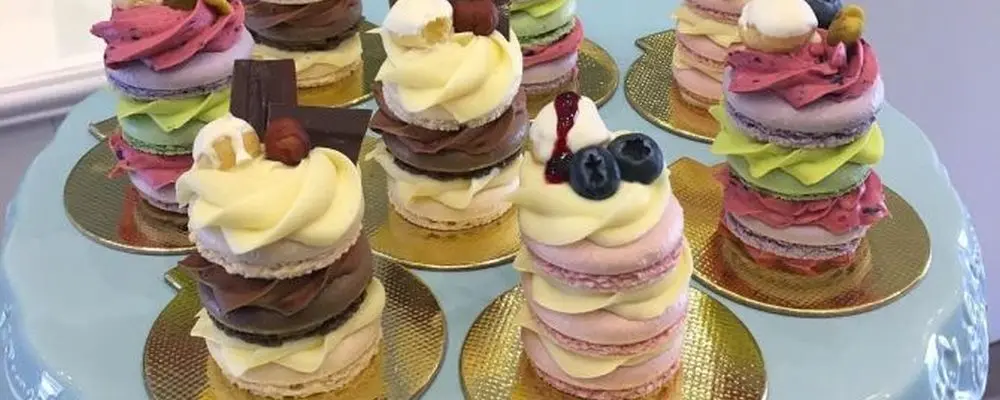 Doceria de Curitiba vai além do clássico e lança torre tripla de macaron