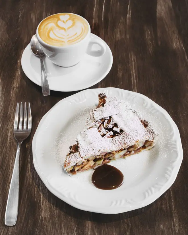 Cappuccino + 1 Fatia de torta de maçã