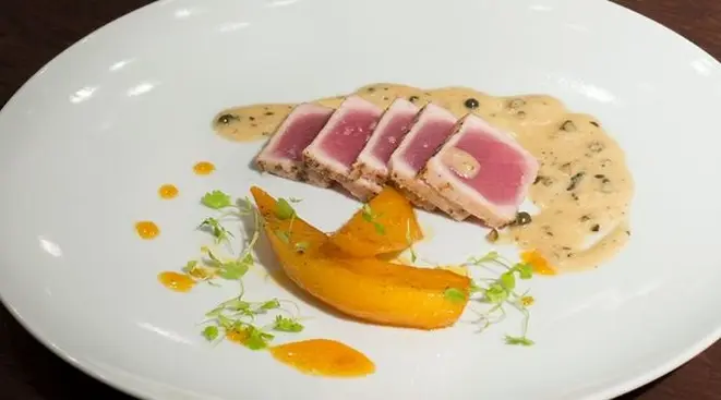 O atum selado levou mandioquinha e laranja.