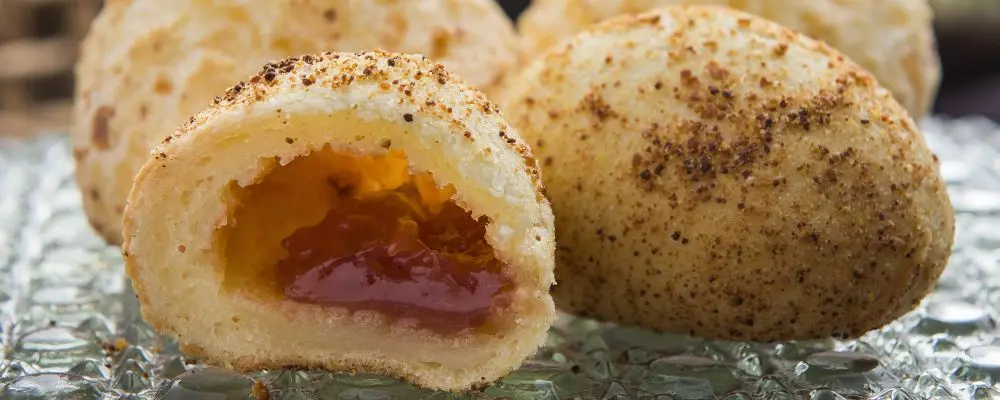 Lugares para comer pão de queijo em versões recheadas e diferentes