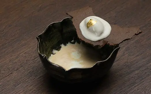 O diferente sorvete de pão na chapa foi feito com pão torrado e calda de açúcar.