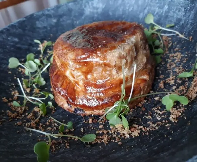 Torta de carne confitada no vinho tinto, acompanha salada e molho vinagrete. Foto: Divulgação
