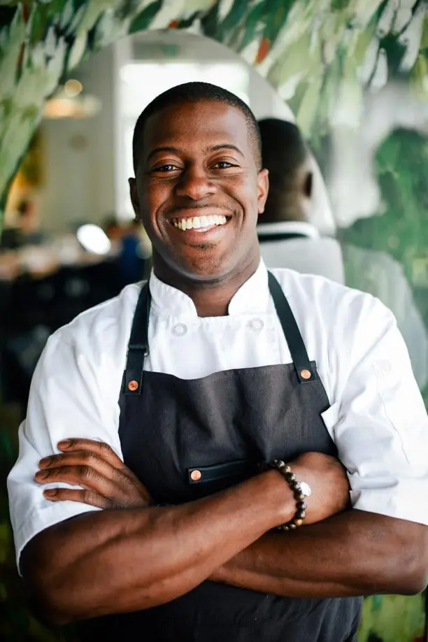 Chef Edouardo Jordan, dos restaurantes SJuneBaby e Salare, ambos de Seattle. Foto: Shannon Renfroe