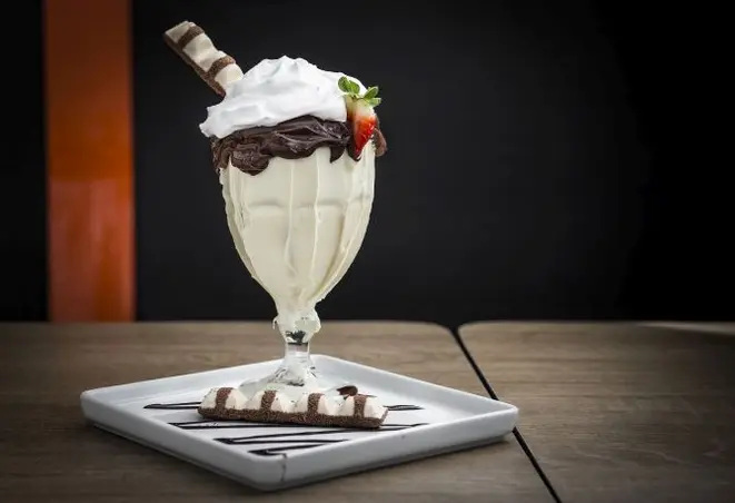 Sobremesa na taça leva sorvete, chocolate e chantilly. Foto: Letícia Akemi/ Gazeta do Povo