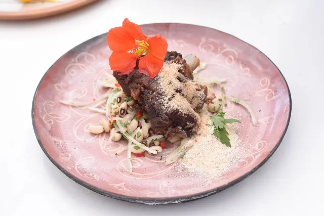 A carne de porco no barro com paçoca caipira feita com fubá de moinho d´água e ceviche de feijão andu. Foto: Paulo Filho/Divulgação