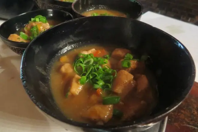 O chef Ofir Oliveira apresentou em Tiradentes o peixe à capitoa: filhote assado acompanhado do molho de Arubé. Foto: Ana Cláudia Heidel<br>