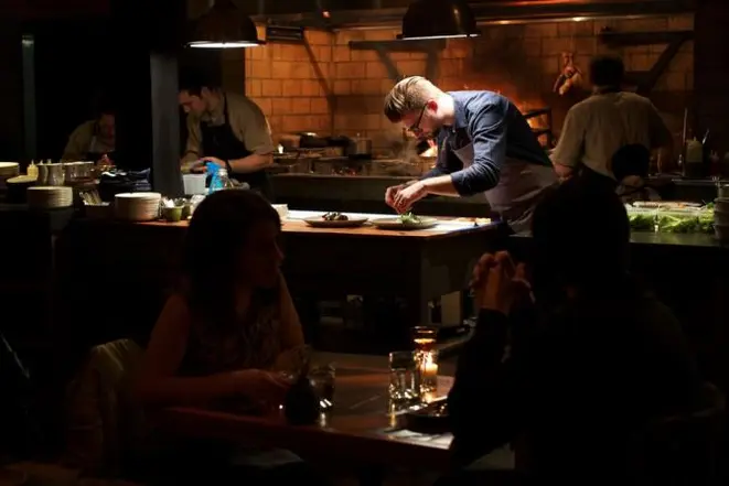 Chef Jeremiah Langhorne prepara um jantar no seu restaurante, The Dabney, em Washington. Foto: Deb Lindsey/The Washington Post