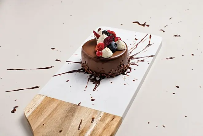 Extravagante na apresentação, o mini entremet de chocolate com pallet de frutas vermelhas da Prado's Bakery é altamente compartilhável. Foto: Alexandre Mazzo/Gazeta do Povo