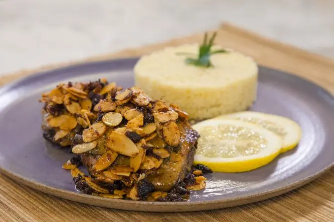 Receita de frango ao mel, tâmaras e amêndoas com cuscuz