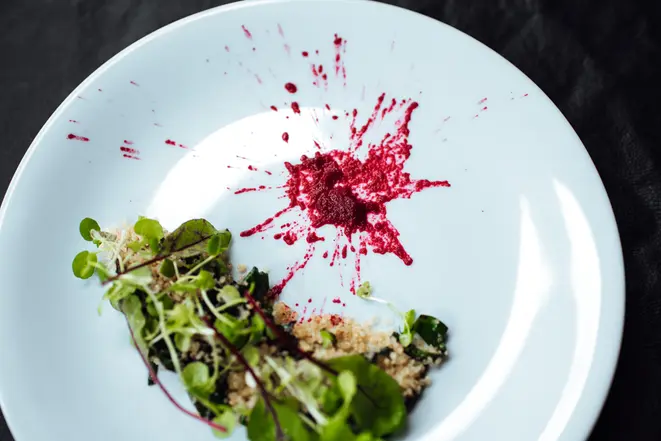 Entrada da GastroNight, quinoa tostada com molho de beterraba assada. Foto: Divulgação
