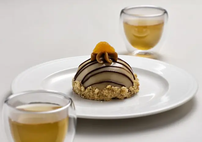 Torta de castanha com damasco da Grué Chocolateria. Foto: Alexandre Mazzo/Gazeta do Povo