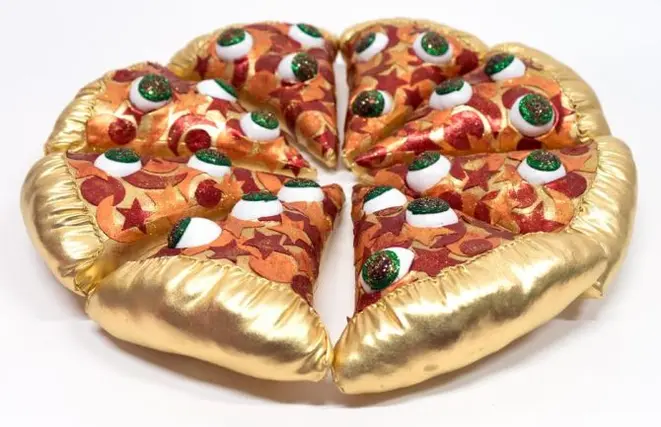 "Pizza mística", uma escultura de Hein Koh no Museu da Pizza, que abre em outubro em Nova York. Foto: cortesia do Museu da Pizza ao the Washington Post.<p></p>