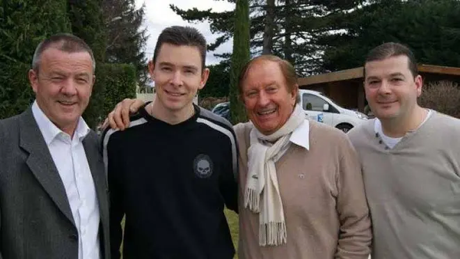 Roger Jaloux (de cachecol) com membros do restaurante Paul Bocuse, publicada no facebook. Foto: Reprodução/Restaurante Paul Bocuse.