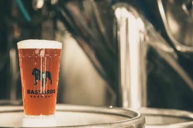 A Bastards lança uma cerveja que leva frutas amarelas e capim limão. Foto: divulgação.