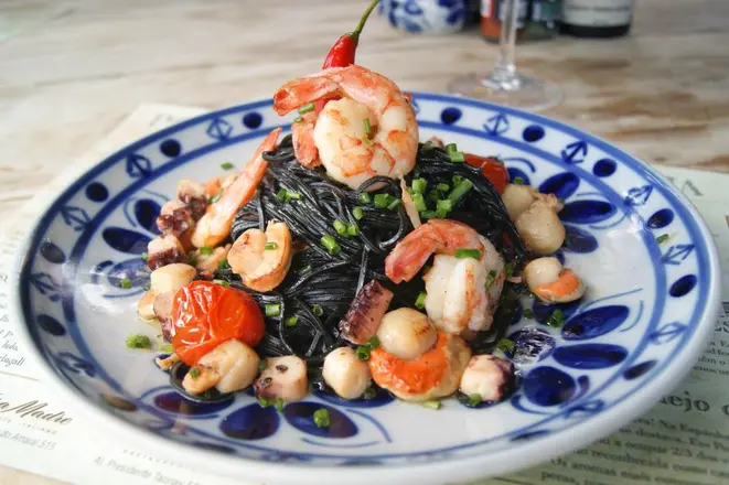 A pasta negra com vieiras, camarões e polvo será vendida a R$ 87 no novo Olivença. Foto: Luis Rocha/divulgação.