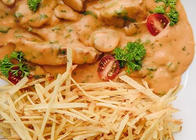 Entre os pratos servidos no jantar está o estrogonofe de mignon com batata palha caseira e arroz. Foto: reprodução Facebook.