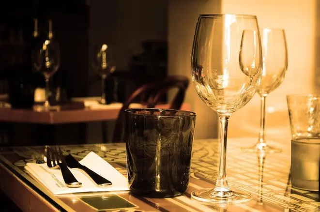 Um dos módulos será de harmonização de vinhos com comidas. Foto: VisualHunt.