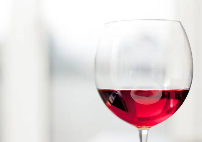Quarta é dia de degustações e harmonizações de vinhos. Foto: VisualHunt.
