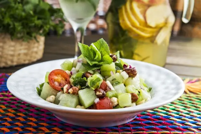 Salada de chuchu com peras, tomate, avelãs e folhas de hortelã do Quintana. Foto: Letícia Akemi/Gazeta do Povo
