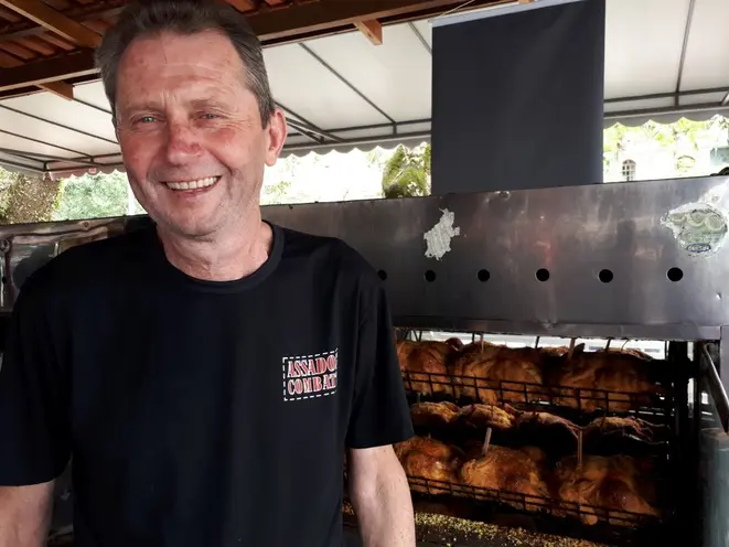 O Nilton levou a receita do almoço de família para o Combate, e ganhou uma legião fiel de clientes. Foto: Guilherme Grandi/Gazeta do Povo.