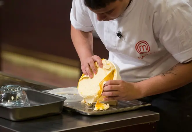 Daniel esqueceu de colocar gelatina na massa do bolo e não conseguiu tira-lo da forma. Foto: divulgação/Band.