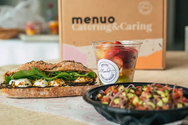 Os kits de almoço acompanham uma salada de frutas de sobremesa e um suco natural. Foto: divulgação.