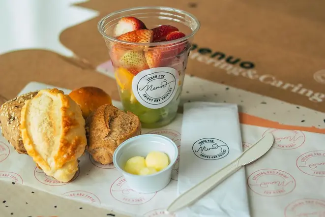 Os kits de café da manhã acompanham também manteiga de coco e geleia ou hummus e pasta de castanhas com ervas. Foto: divulgação.