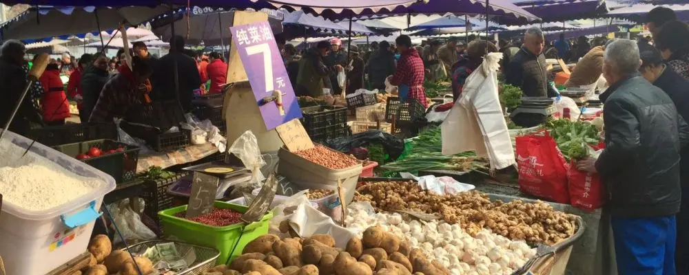 Surpresa! Brasileira encontra caldo de cana em feirinha de rua na China