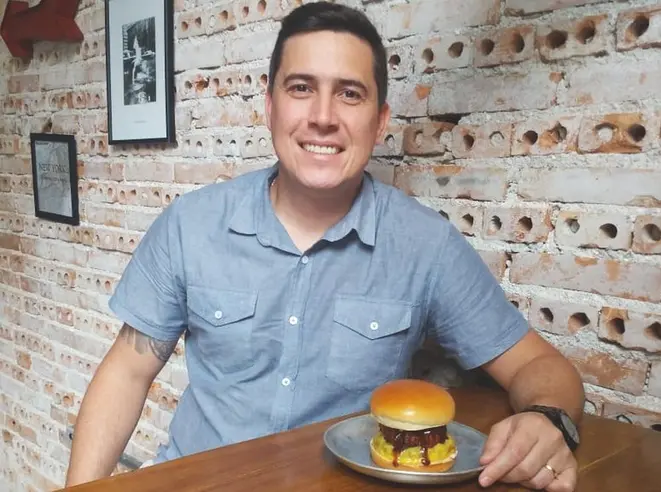 Wagner Rover aprendeu na prática que a tendência das hamburguerias veio para ficar, e mudou seu Chelsea Café para Burger & Shakes. Foto: divulgação.