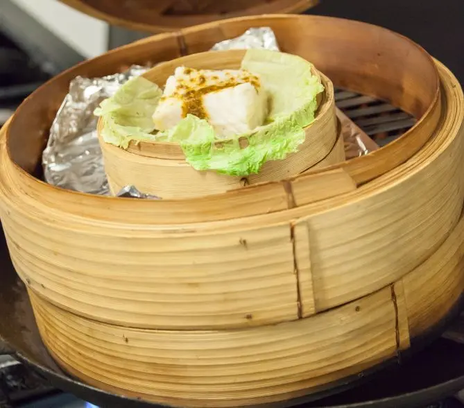 Como cozinhar a vapor usando micro-ondas e cesta de bambu