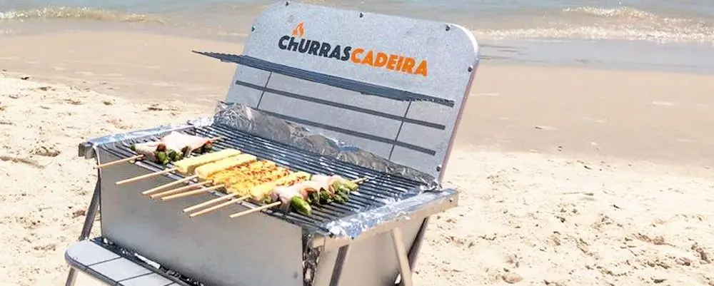 Gaúcho inventa cadeira de praia que vira uma churrasqueira portátil