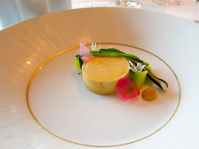 O foie gras é uma das mais delicadas iguarias francesas, mas com um polêmico método de produção. Foto: VisualHunt.