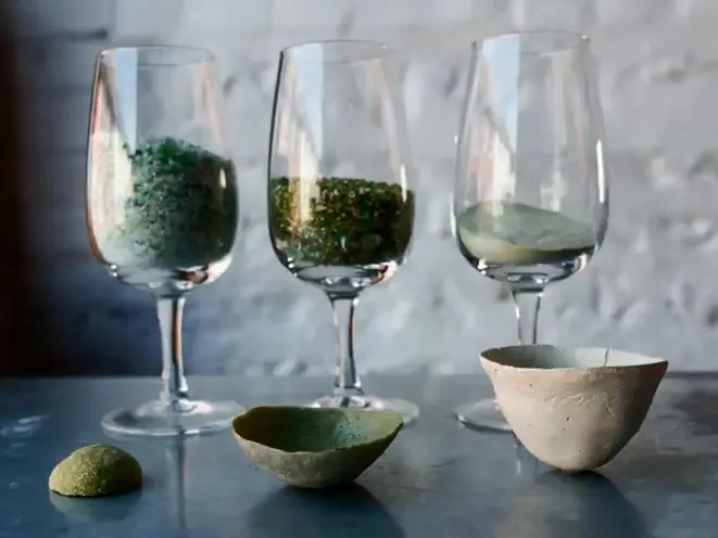 As garrafas de vinho vazias são trituradas e viram areia que será usada na horta ou na manufatura de novos recipientes. Foto: reprodução/transmissão Fruto.