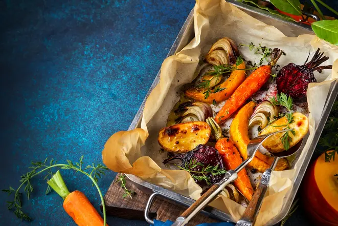 Vegetais assados temperados com ervas. Foto: Bigstock.