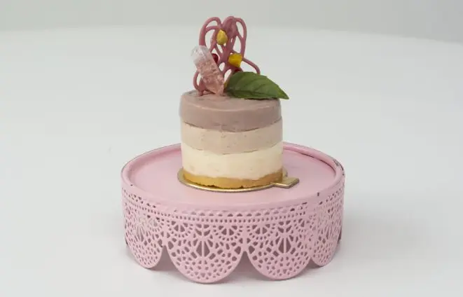 Cheesecake triplo de camembert com mousse de chocolate ruby, da confeiteira Érica Fedato. Foto: Divulgação / Feito Chocolate