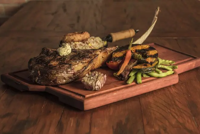 Um dos cortes mais curiosos, o Tomahawk (filé de costela) combina com drinks à base de licor de ervas e vermute. Foto: Munir Bucair Filho/divulgação.