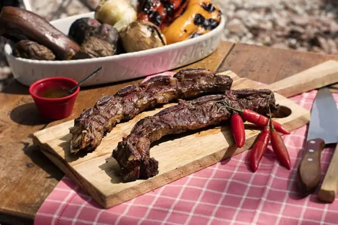 O ideal é deixar a carne cerca de 10 ou 15 cm da brasa. O braseiro estará no ponto quando formar uma cinza branca em cima. Foto: Alexandre Mazzo/Gazeta do Povo