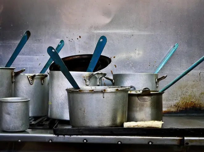 As panelas usadas em restaurantes têm uma vida útil menor, e devem ser trocadas periodicamente. Foto: Visualhunt.