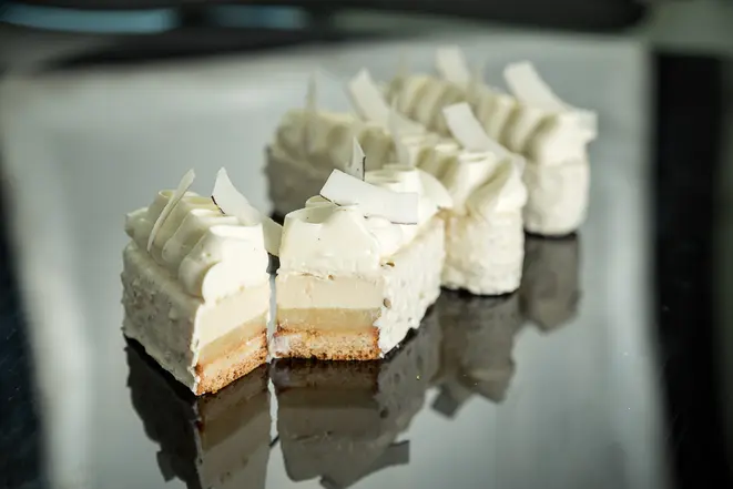 Diego criou um bolo que equilibra o doce do chocolate com as notas cítricas das frutas. Foto: divulgação.