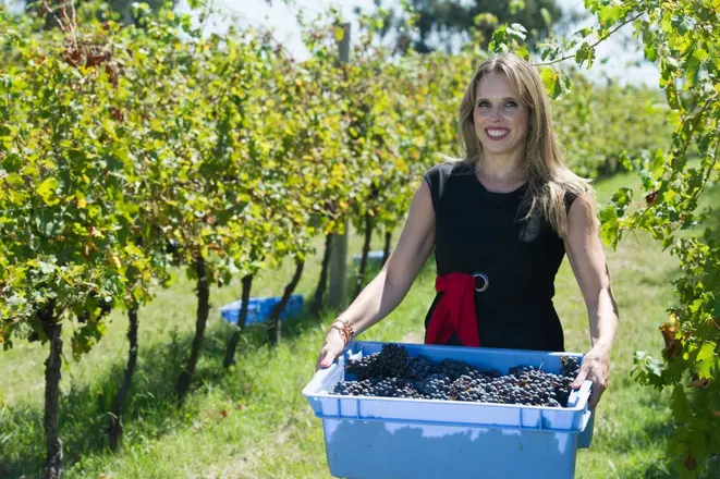 Se precisar ir para o vinhedo colher uvas, Gabriela vai sem pensar duas vezes. Foto: Julio Soares/divulgação.