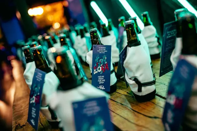 A Loka é produzida com a mesma erva do absinto, mas tem graduação alcoólica de apenas 6,6%. Foto: divulgação.