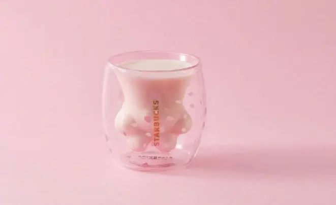 Chamado de "Cat pow cup", o copo tem o formato de uma pata de gato. Foto: reprodução loja virtual Starbucks.