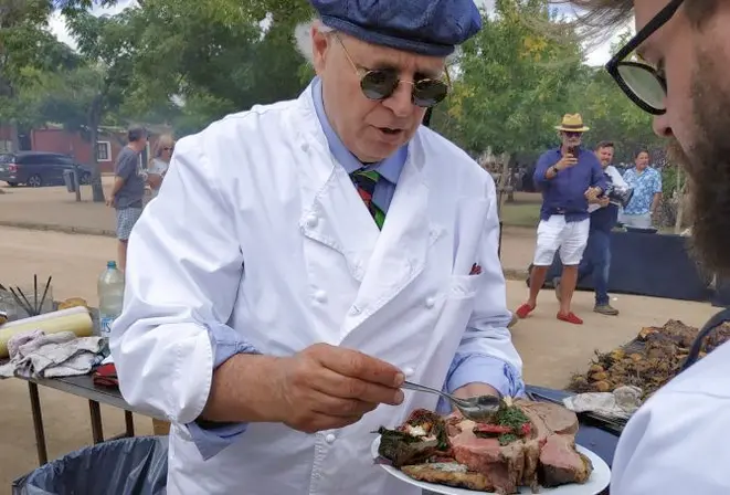 Francis Mallmann, o chef argentino que ganhou o mundo com a técnica dos Siete Fuegos, finaliza um prato durante a festa da vindima. Foto: Marina Mori / Gazeta do Povo