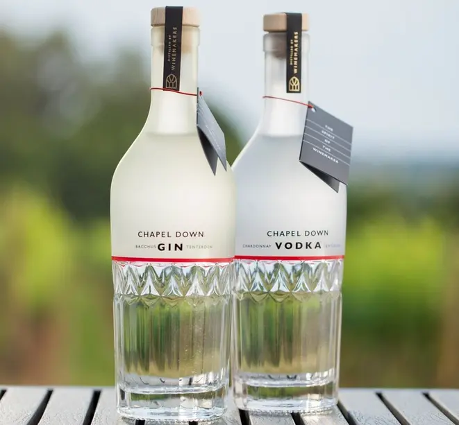 Outros lançamentos da Chapel Down são o gin e a vodca de uvas viníferas. Foto: divulgação.