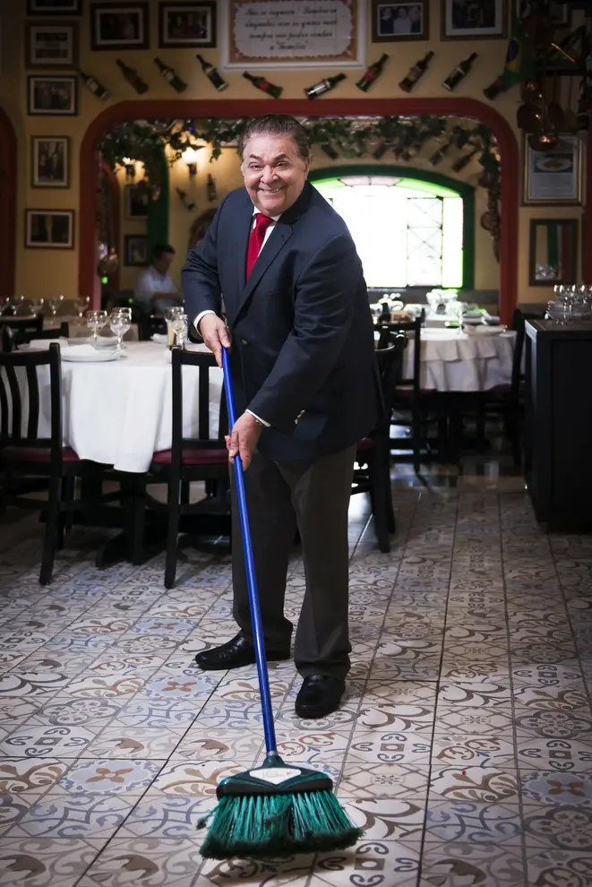 "Se precisar pegar a vassoura para limpar o salão, eu pego", conta João Lellis com seu bom humor aos 73 anos. Foto: Letícia Akemi/Gazeta do Povo.