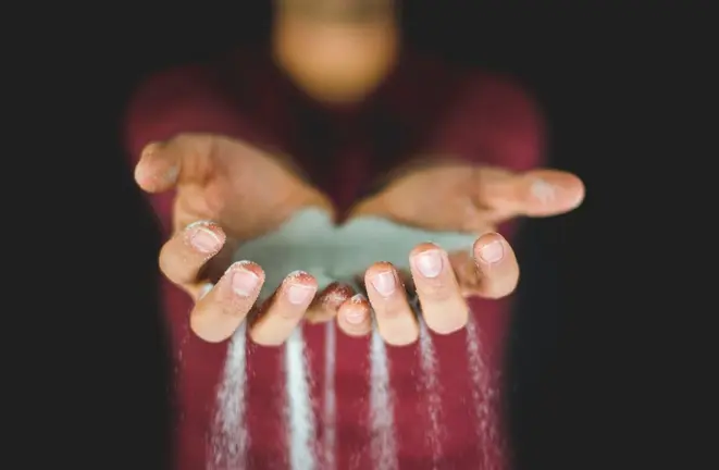 Estudo do Greenpeace aponta que 90% do sal de cozinha do mundo podem estar contaminados com microplásticos. Foto: Unsplash.