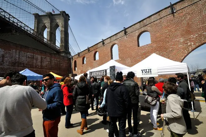 A feira Smorgasburg é realizada nos fins de semana de verão no bairro de Williamsburg, em Nova York. Foto: Visualhunt.