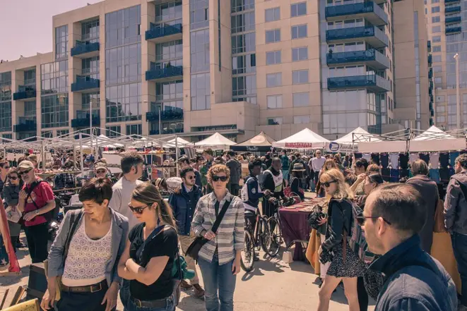 Junto à feira de Smorgasburg é realizado o Brooklyn Flea Market, com a venda de mercadorias de artesãos locais. Foto: Visualhunt.