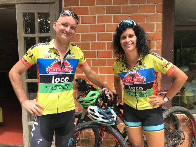 O representante comercial Pedro Paulicz e a esposa, a professora Suzana Duarte, foram pedalando ao restaurante. Foto: Guilherme Grandi/Gazeta do Povo.